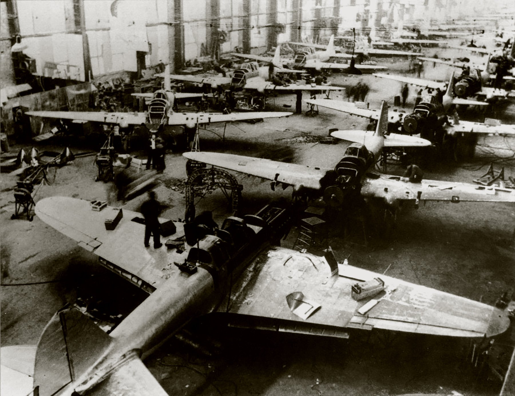Assembly of the IL-2 attack aircraft at the Kuibyshev Aircraft Plant, in 1942