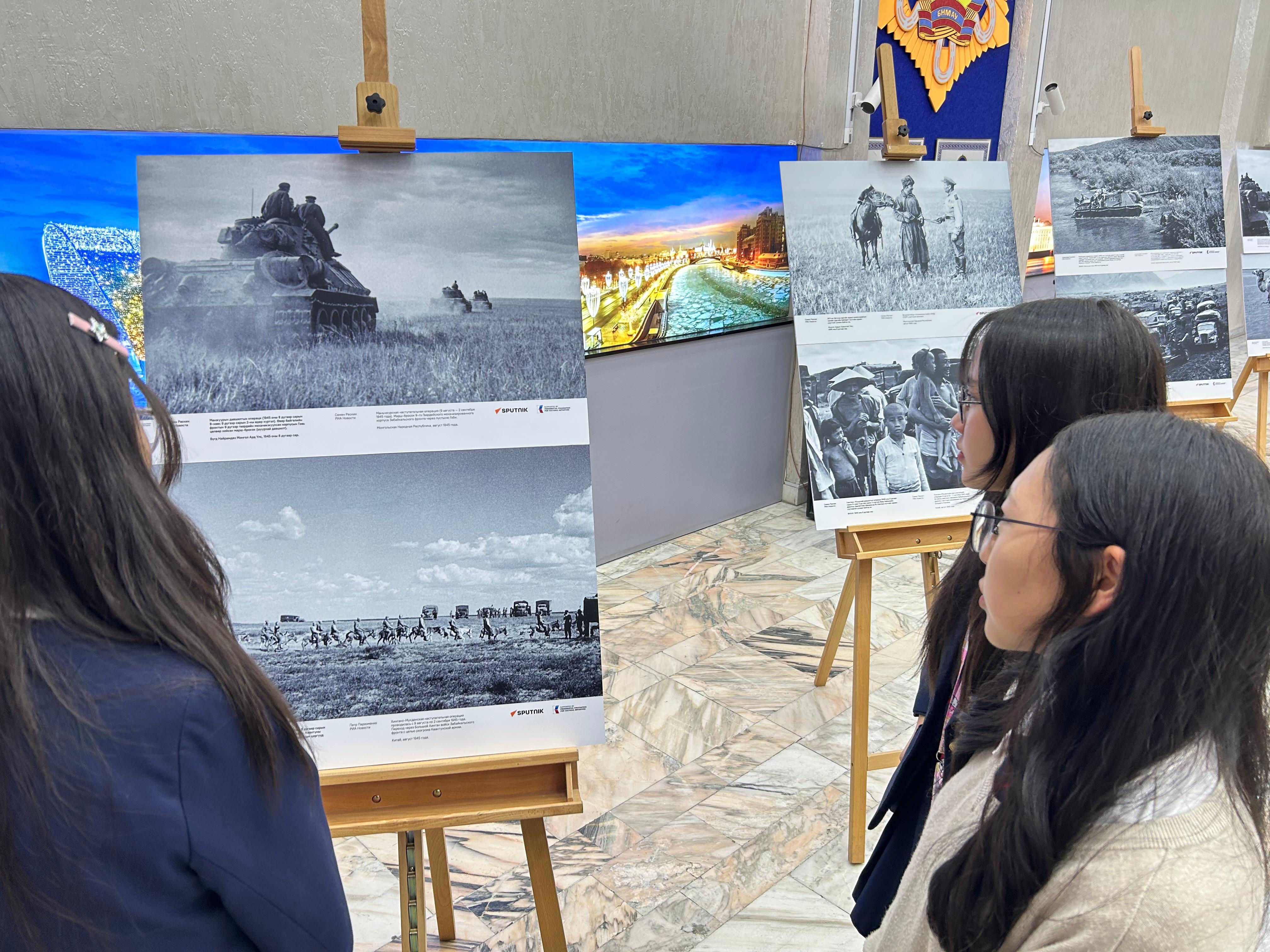 students, WWII photo exhibition, armored tanks, Mongolia, Ulaanbaatar, gallery, archival images