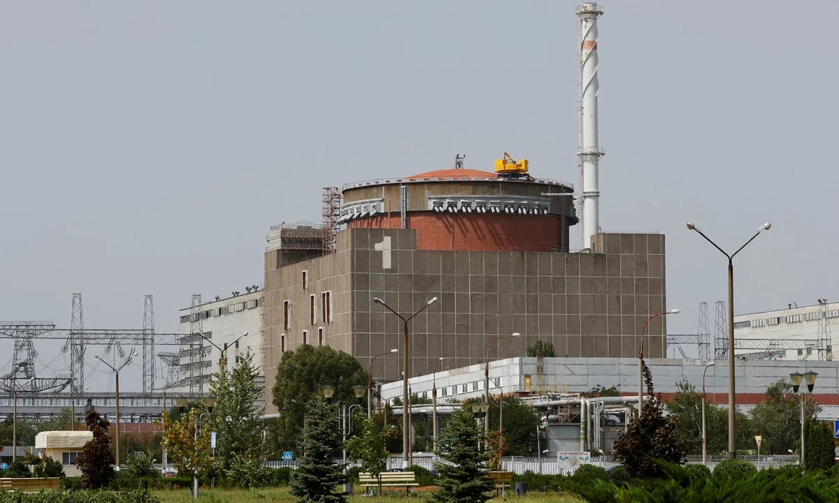 Zaporizhzhia Nuclear Power Plant with high-voltage lines during extended grid outage