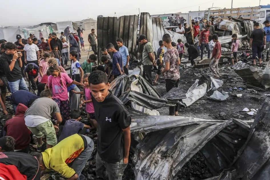 Large crowd in a damaged neighborhood moves toward former homes in northern Gaza