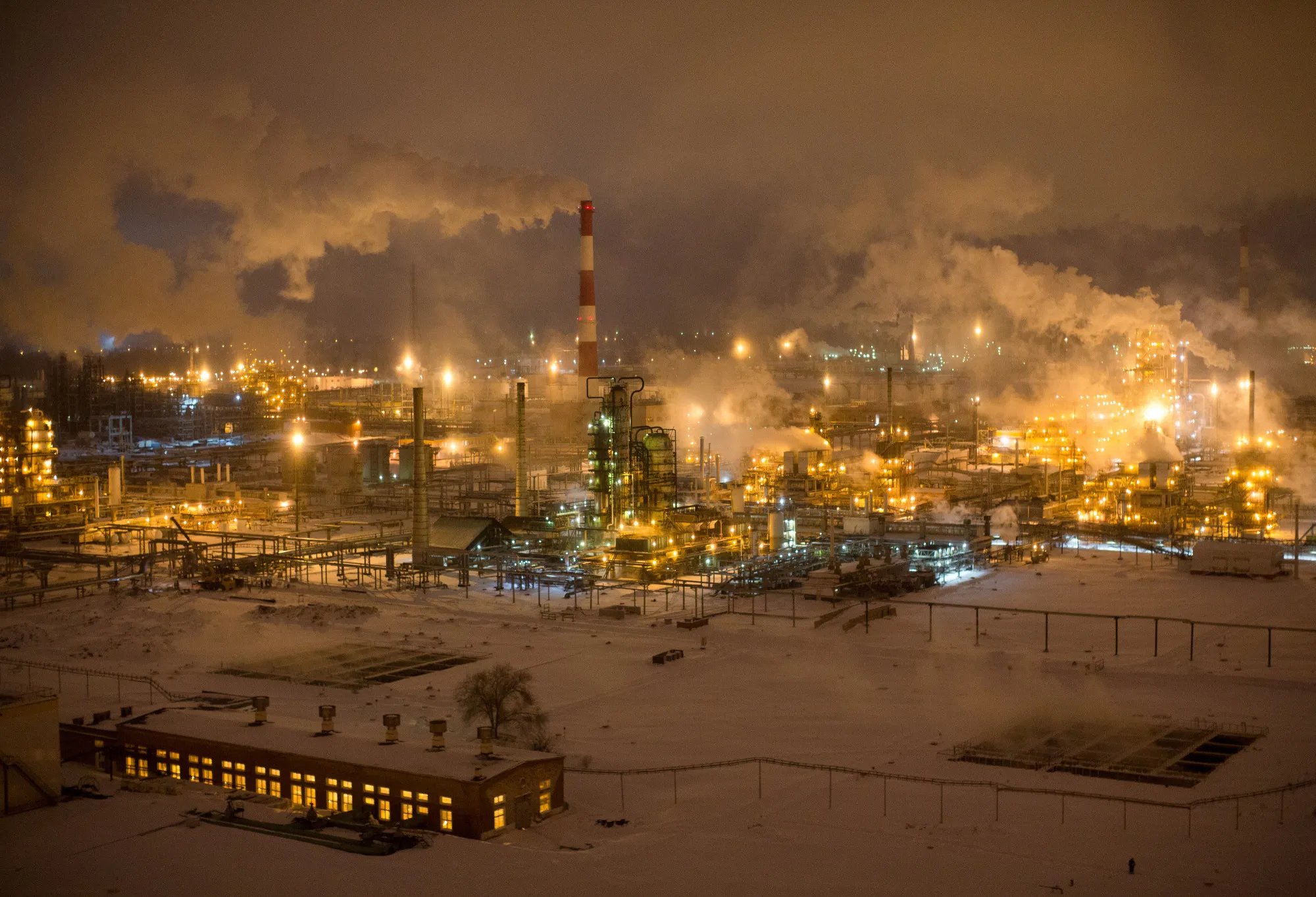 Smoke column over Novokuybyshevsk oil refinery in Russia’s Volga region after attack