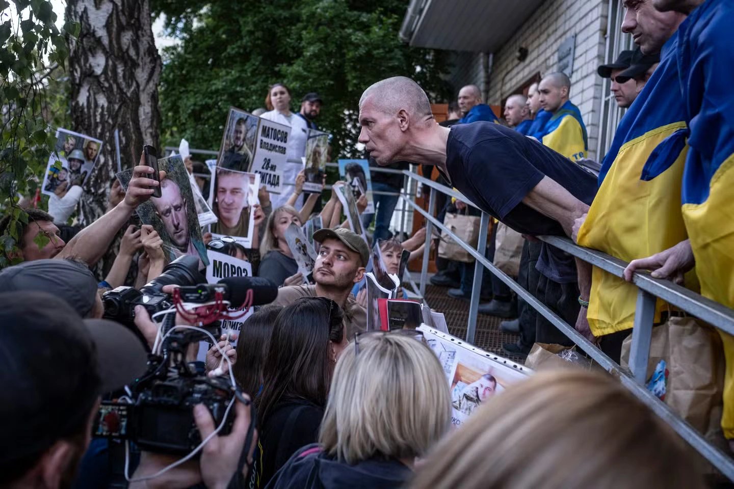 Ukrainian families greet released detainees wrapped in national flags
