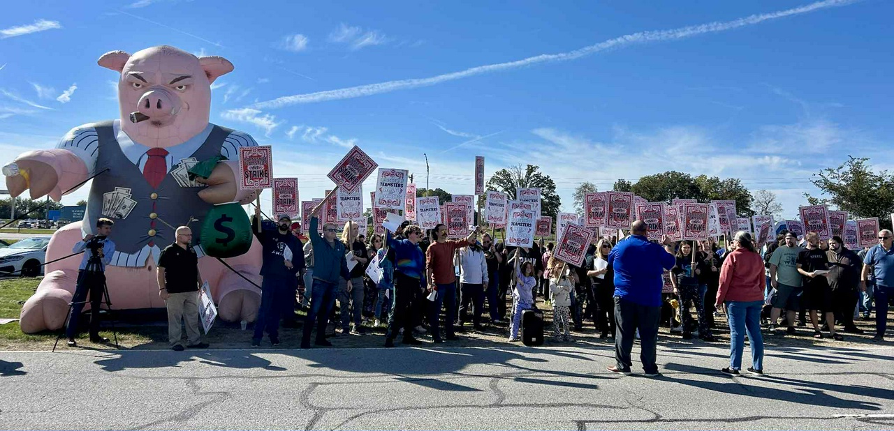 asino dealers on strike holding picket signs outside Horseshoe Indianapolis in Shelbyville, Indiana, demanding union recognition with Teamsters Local 135
