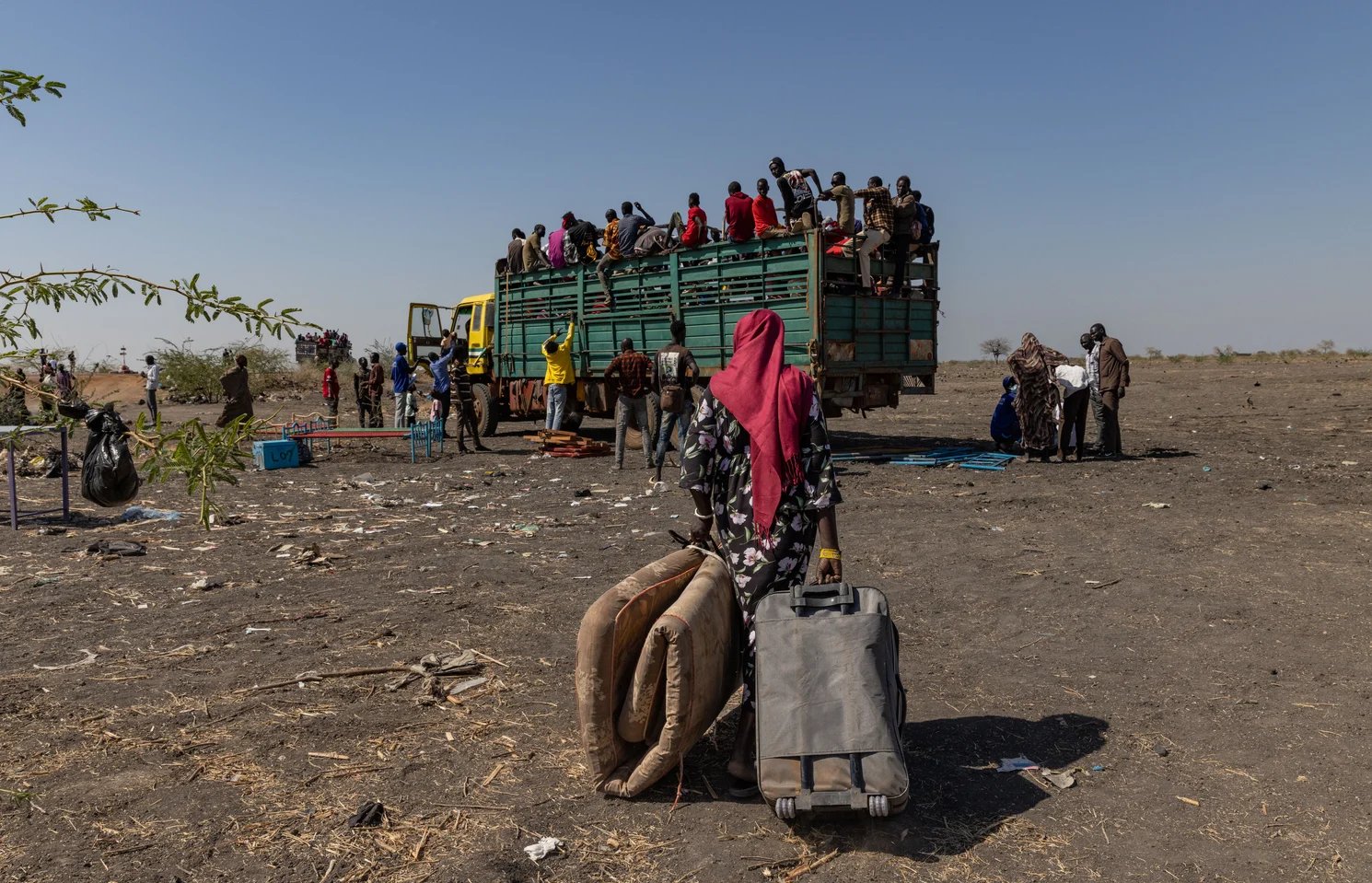 Sudanese refugees carrying belongings while crossing into Chad during the civil war displacement crisis
