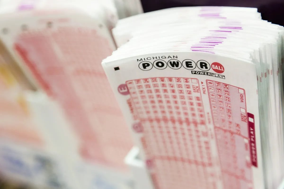 Powerball $1 billion jackpot tickets stack for Saturday drawing