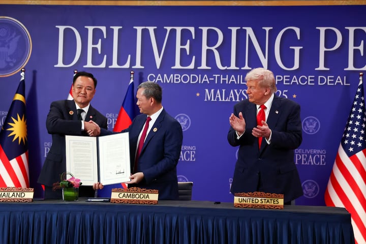 Thai F-16 jets bombing Cambodia border after deadly clash shatters Trump peace deal