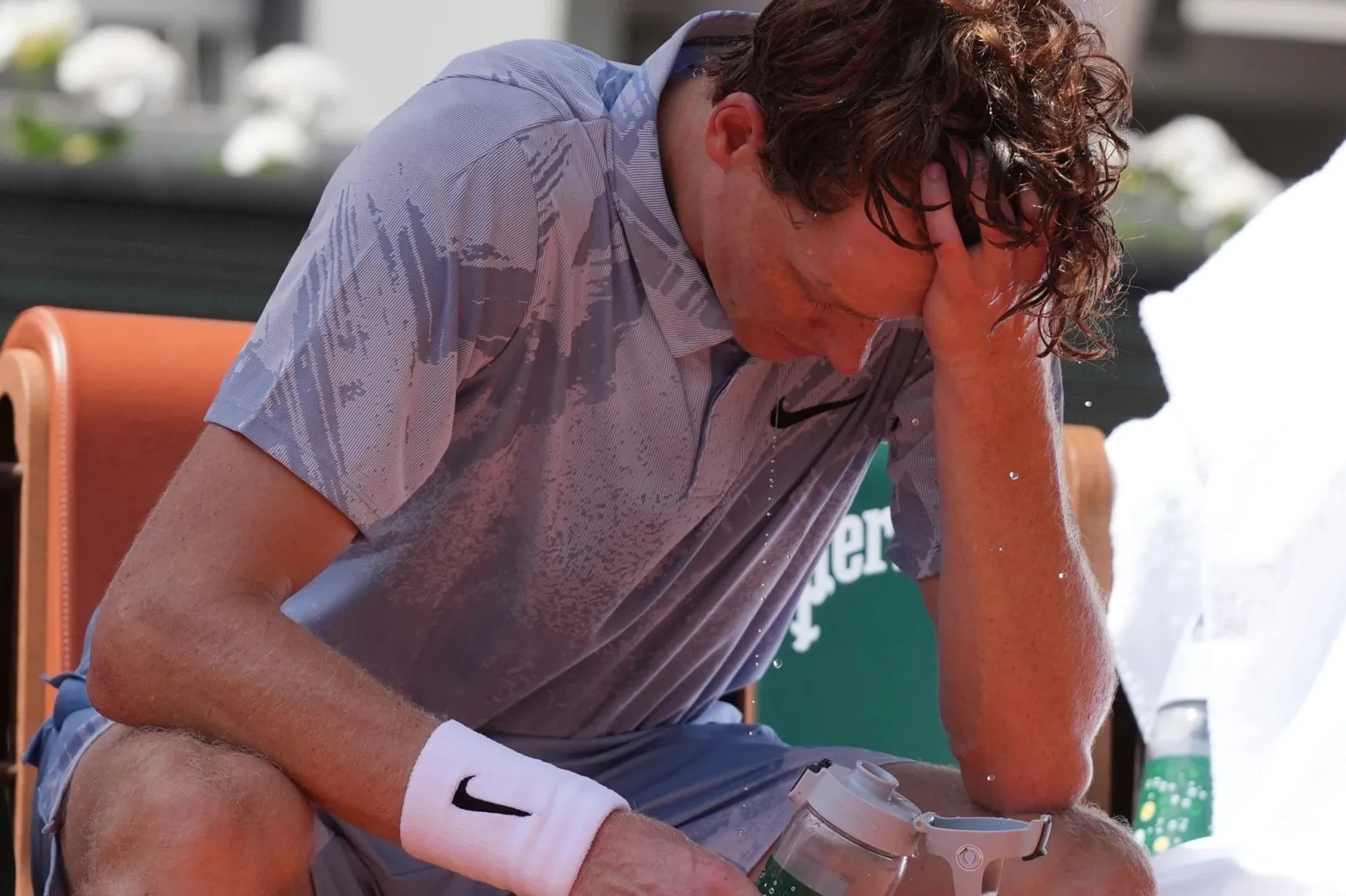 Juan Manuel Cerúndolo celebrates upset victory over Jannik Sinner at Roland Garros 2026 
