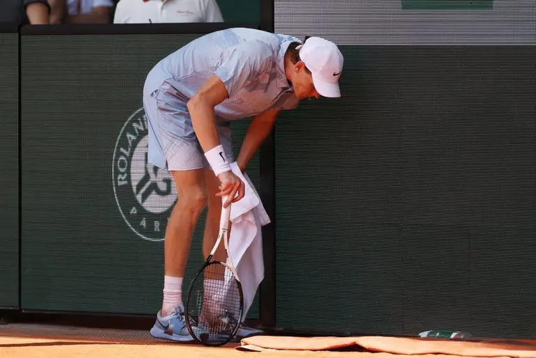 Jannik Sinner reacts during his shocking French Open 2026 defeat against Juan Manuel Cerúndolo in extreme Paris heat