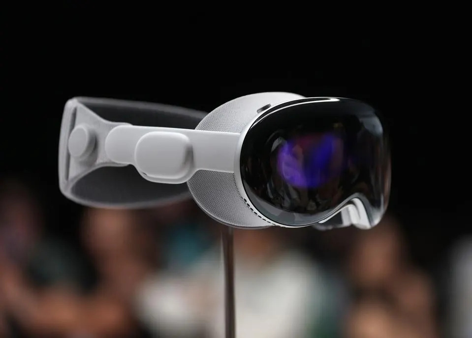 Apple Vision Pro headset failure weak demand and high price reaction