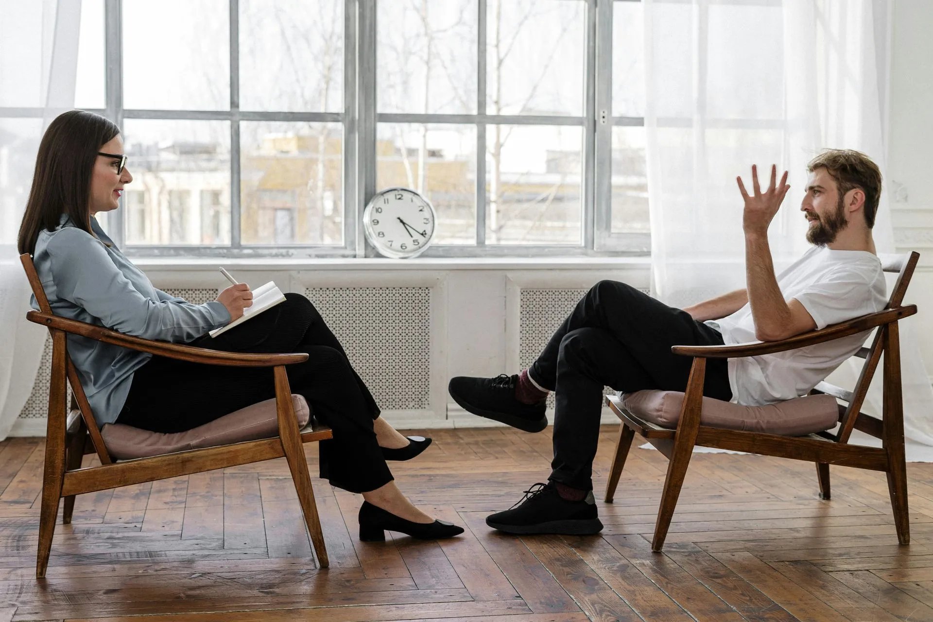 Therapy session illustrating non-pharmacological mental health treatment options