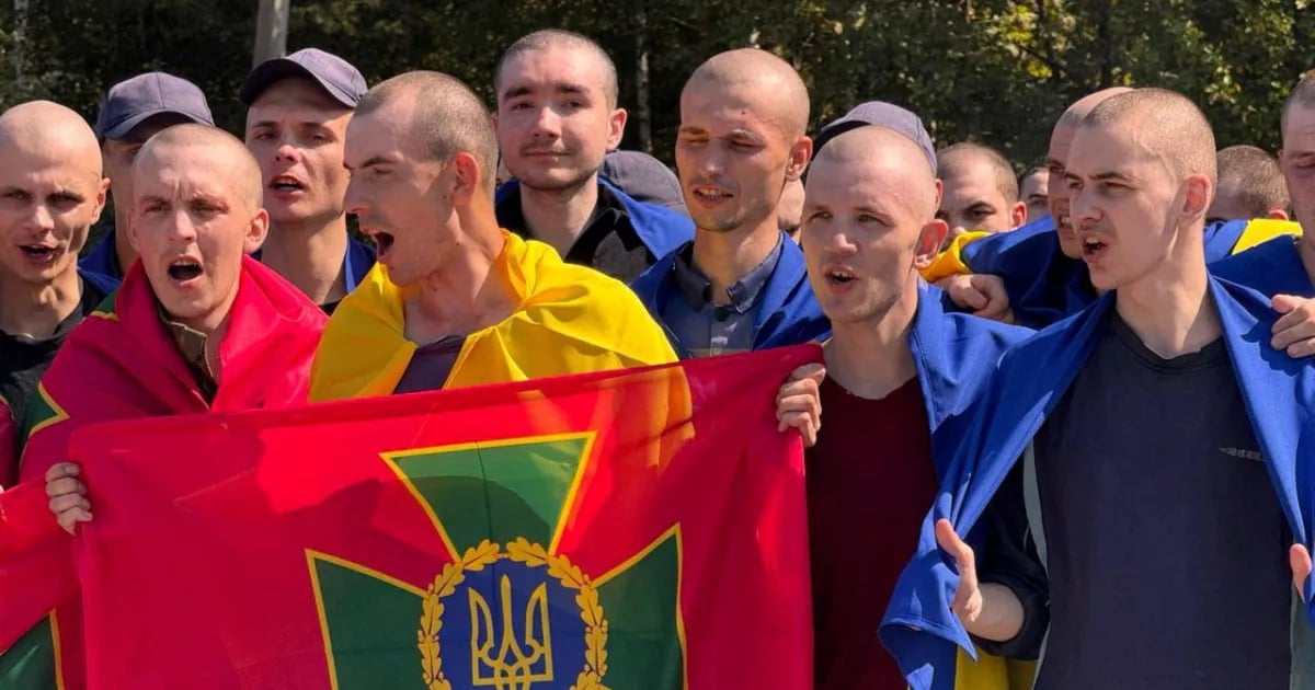 Russian and Ukrainian prisoners return during POW exchange