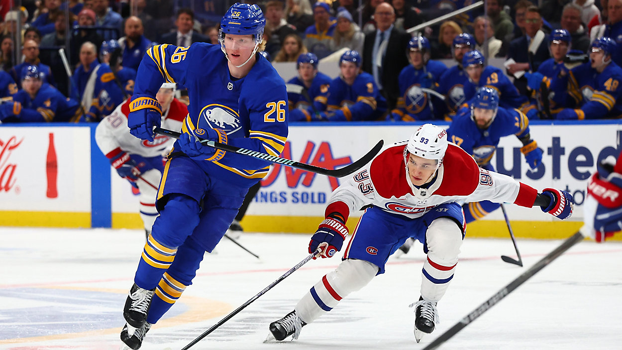 Martin St. Louis reacts during Canadiens playoff loss to Buffalo Sabres in Game 1