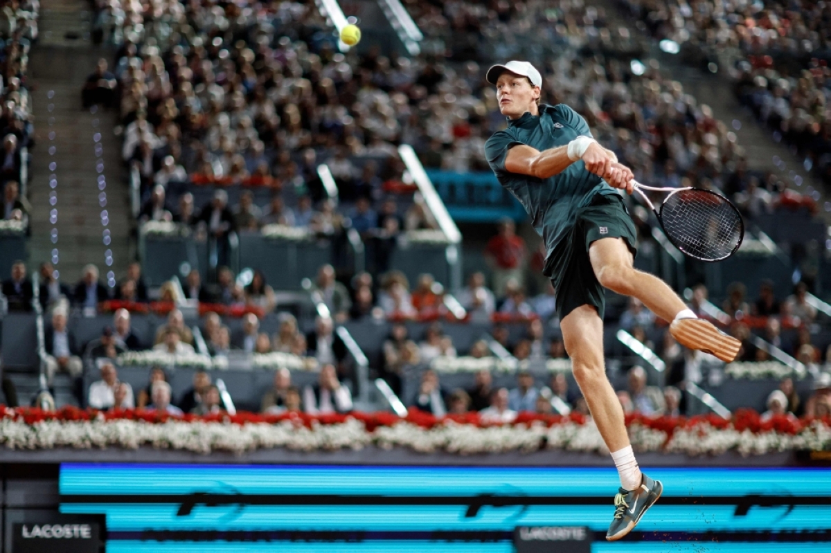 Jannik Sinner playing aggressive forehand during Madrid Open 2026