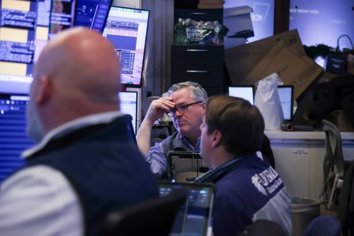 Wall Street traders react as AI stocks fall and Treasury yields surge in the US market selloff