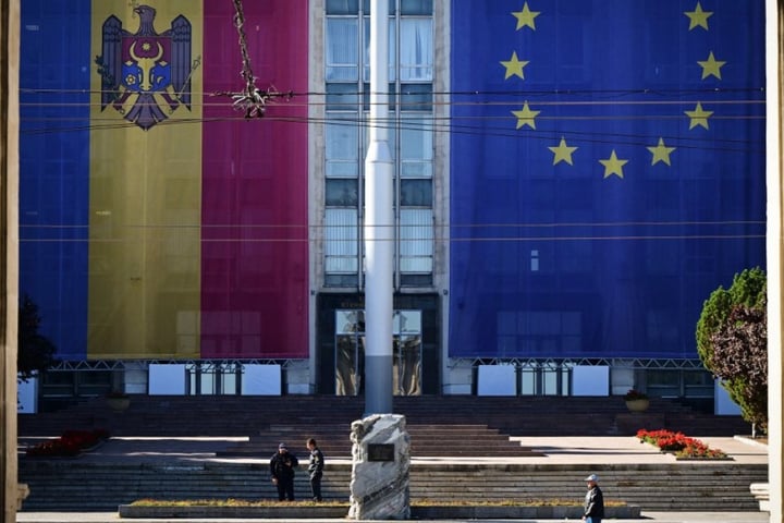Moldova and EU flags draped on the government building in Chisinau, September 2025